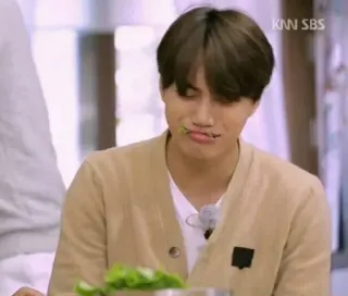 🔵 48b6ff9e KNN SBS mężczyzna, jedzenie, żywność, wewnątrz, osoba, stół telegram sticker