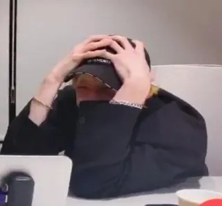 🙆‍♀️ 0db66e97 stres, kesal, frustrasi, menutup muka, jengkel telegram sticker