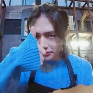 👍 be22cf83 orang, potret, pria, kasual, dalam ruangan telegram sticker