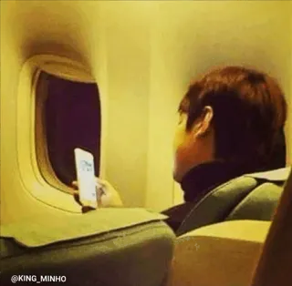 😐 b0889683 @KING_MINHO самолет, путешествие, окно, человек, сиденье, телефон whatsapp sticker