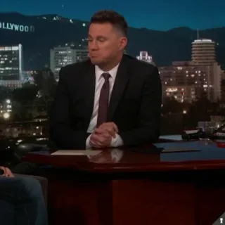 🍂 a913b732 mężczyzna, garnitur, krawat, stół, hollywood telegram sticker