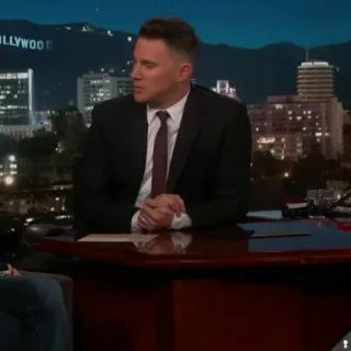 🍂 f42fee48 mężczyzna, garnitur, talk show, Hollywood, wywiad telegram sticker