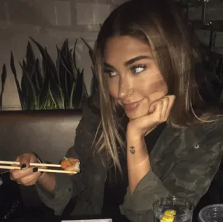 🐞 4ec36b0c 女人, 寿司, 筷子, 食物, 吃, 晚餐 telegram sticker