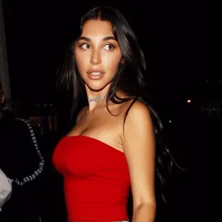 🐞 718714a8 女人, 棕发, 红色上衣, 肖像, 夜晚 telegram sticker