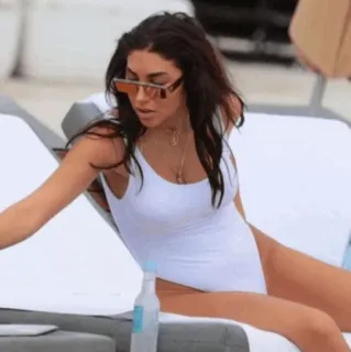 🐞 8454e0d6 女人, 泳衣, 太阳镜, 海滩, 休闲, 泳装 telegram sticker