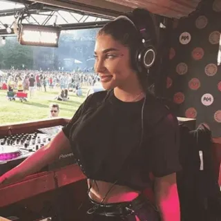 🐞 b036bd52 DJ, 女性, 音乐, 节日, 耳机, 人群 telegram sticker