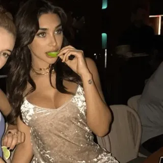 🐞 d10c4a72 女人, 女孩, 青柠, 裙子, 肖像, 派对, 夜生活 telegram sticker