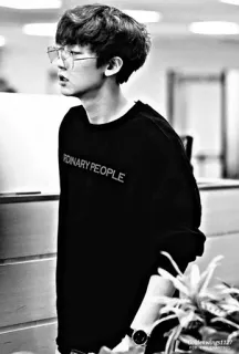 🥀 c4636182 ORDINARY PEOPLE человек, очки, свитер, обычные люди, корейский, черно-белый whatsapp sticker