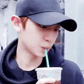 😐 36ed0b58 person, trinken, getränk, mütze, hoodie telegram sticker