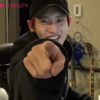 😝 3de75be0 Person, Finger zeigen, lächeln, Hut telegram sticker