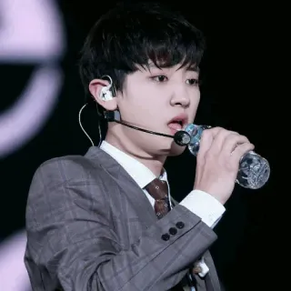 😶 45f96aff mann, koreanisch, wasser, flasche, trinken, anzug telegram sticker