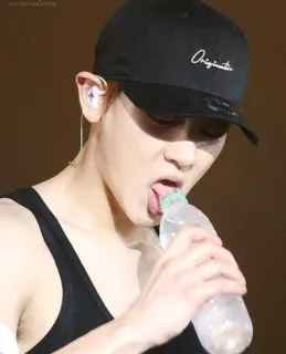 😋 fce3f63b Originator человек, мужчина, вода, пить, бутылка, крышка telegram sticker