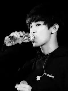 〰 f658871d Hoodie orang, minum, air, hoodie, mikrofon, hitam putih telegram sticker