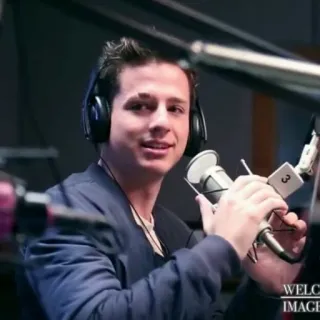 ✨ 09d50f56 Charlie Puth Charlie Puth, cantante, micrófono, auriculares, música, radio telegram sticker