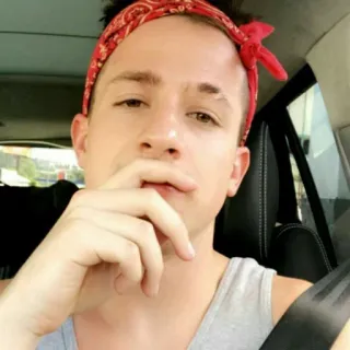 ✨ 1cf18dd2 Charlie Puth hombre, cantante, pañuelo, famoso, selfie, retrato telegram sticker