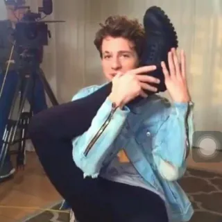✨ a65f61e4 Charlie Puth Charlie Puth, cantante, zapato, flexible, pose, celebridad telegram sticker