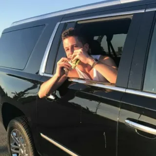 ✨ a770cbc5 hombre, comiendo, sándwich, coche, SUV, vehículo telegram sticker