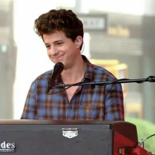 ✨ d97d3ae3 Charlie Puth cantante, músico, piano, retrato, Charlie Puth telegram sticker