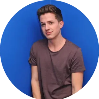 😊 32b84949 Charlie Puth ca sĩ, nhạc sĩ, người nổi tiếng, chân dung, đàn ông, nền xanh telegram sticker