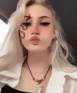 😬 f5c23d92 ular, gadis, pirang, wanita, perhiasan, cemberut telegram sticker