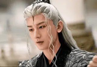 😏 8dc09dca đàn ông, tóc dài, chân dung, tóc bạc, diễn viên telegram sticker