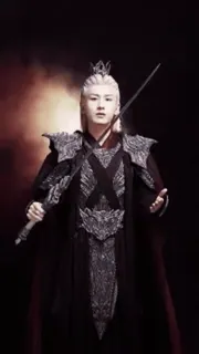 😒 fb5cb9d4 Fantasy, Chiến binh, Kiếm, Người đàn ông, Áo giáp, Vương miện, Cosplay telegram sticker