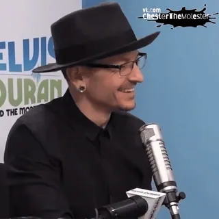 👍 2cf1ad85 Chester Bennington chester bennington, piosenkarz, linkin park, kapelusz, okulary telegram sticker