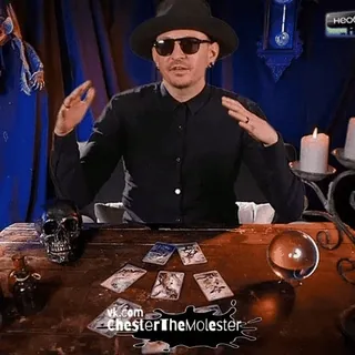 🧙‍♂️ d2b7573f vk.com ChesterTheMOLESTER mężczyzna, kapelusz, karty, czaszka, stół telegram sticker