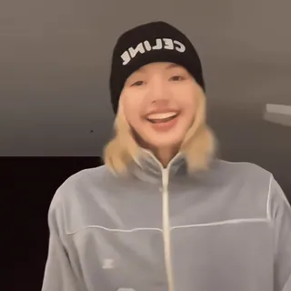 🍪 32609d58 CELINE woman, beanie, jacket, blonde hair, smiling, celebrity whatsapp sticker