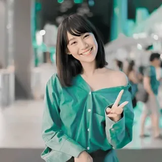 🔪 e7c73bc4 wanita, tersenyum, simbol perdamaian, kasual, senang, kaos hijau telegram sticker