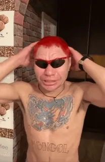 🤜 7c8359b9 MONGOL tatuaje, gafas de sol, mongol, pecho, pelo rojo telegram sticker