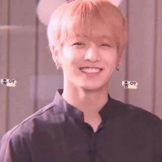 😸 053577a9 좋아 좋아 kpop, 肖像, 男人, 微笑, 人物 telegram sticker