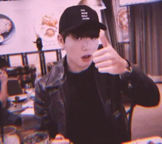 👍 7fa443fa YOU WALK SALE ALONE 男人, 帽子, 人, 点赞, 男性, 餐厅, 肖像 telegram sticker