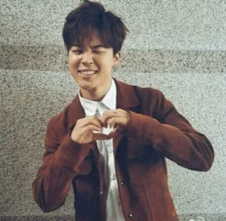 🍃 42972969 người, đàn ông, trái tim, cử chỉ yêu thương, nam, mỉm cười, thường phục, trong nhà telegram sticker