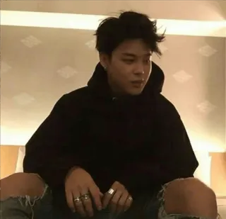 ✨ 5c72e548 người đàn ông, chân dung, áo hoodie, thường ngày, ngồi, trong nhà, quần jean rách telegram sticker