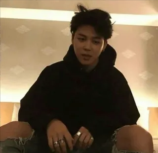 🍃 67d664ad đàn ông, áo hoodie, chân dung, trong nhà, quần jean telegram sticker