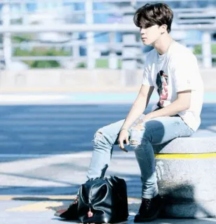 🍃 b94acc3b người đàn ông, ngồi, quần jean, đường phố, thành phố, Hàn Quốc telegram sticker