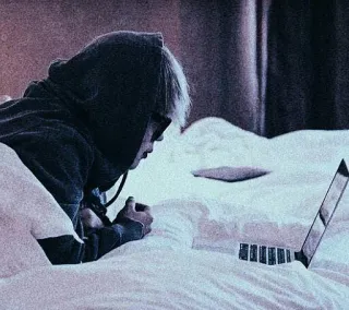 💎 425b7907 personne, lit, ordinateur portable, ordinateur, intérieur, allongé telegram sticker