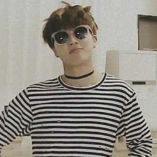 💎 9c780325 personne, lunettes de soleil, t-shirt rayé, ras du cou, décontracté, portrait telegram sticker