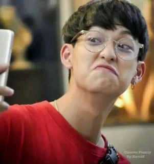 🐚 5847cfb8 CHIMON FAMILY 人, 男人, 眼镜, 红衬衫, 自拍 whatsapp sticker