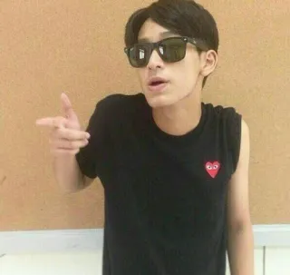 🐚 960f4999 人, 太阳镜, T恤, 休闲, 时尚, 青年 whatsapp sticker