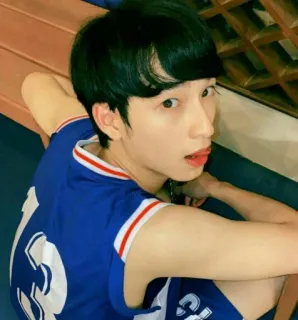 🐚 995612e9 人物, 年轻人, 男性, 坐着, 球衣 whatsapp sticker