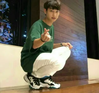 🐚 c0b12784 男人, 蹲, 休闲, 肖像, 青年, 室内 whatsapp sticker