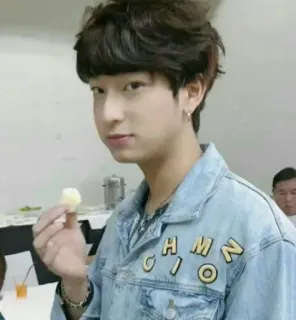 🐚 da450ad7 HAMZ CIO 人, 男人, 牛仔外套, 吃, 零食 whatsapp sticker