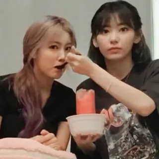 🤭 6b63497e 女性, 食べる, 食べ物, ポートレート telegram sticker