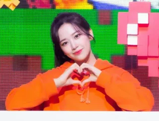 ❤️ 9ef367ec 女性, ハート, KPOP, オレンジパーカー, 笑顔, 可愛い telegram sticker