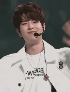 👋 ea043c97 ты так 男性, Kポップ, 笑顔, 白いジャケット, ネックレス whatsapp sticker