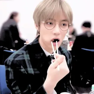 🚁 c9f75b97 osoba, jedzenie, pałeczki, okulary, krata, wewnątrz, jedzenie telegram sticker