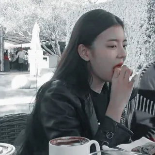 🌸 177ee2d3 여자, 먹는, 인물 사진, 야외, 사람, 아시아인, 음식, 레스토랑 telegram sticker