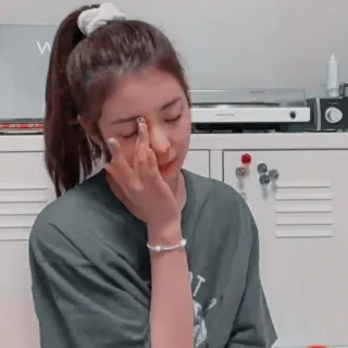 🌸 7f7ef877 여자, 사람, 실내, 초상화, 손, 얼굴, 머리카락 telegram sticker